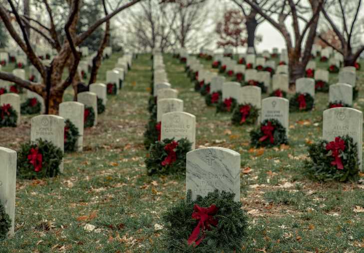 5 ways to respectfully decorate memorial stones for a loved one