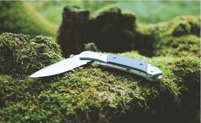 Benefits of Carrying an Automatic Knife While Hiking in the Wilderness